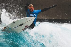 surfing-croyde-bay-ZzIAncSMJX8-unsplash